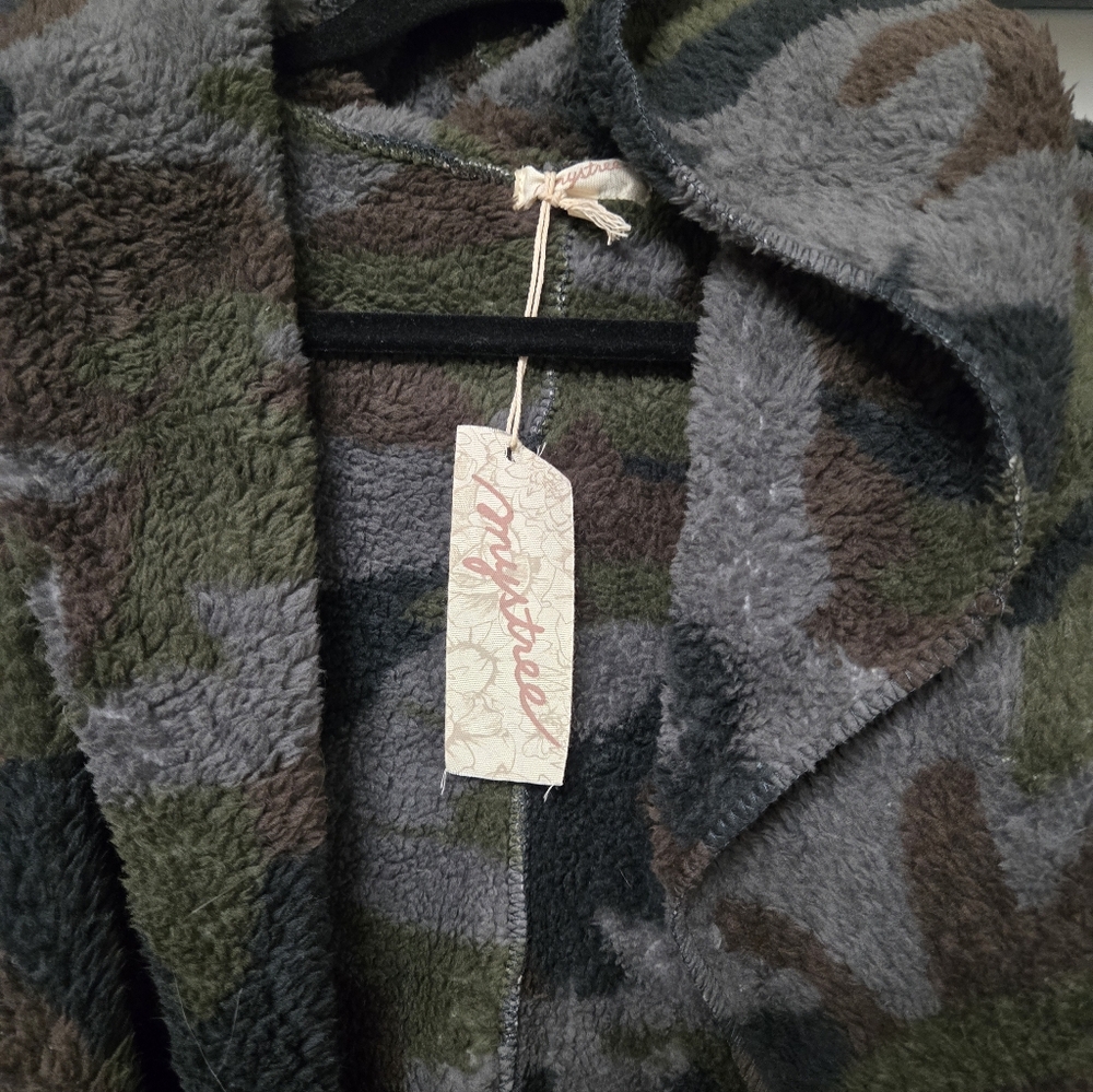 NWT MYSTREE PLUSH CAMO HOODED CARDIGAN. SZ OS - Picture 2 of 3